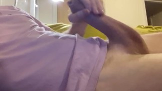 Большой член мастурбировал до кончины, находясь на зуме с другом 