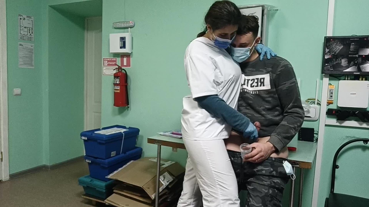 Медсестра помогает донору сдать сперму, а то стесняется человек
