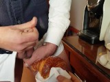 La mia troia mangia una brioche alla sborra