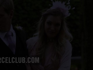 La milf aux gros seins Emma Leigh initie Misha Cross dans un trio