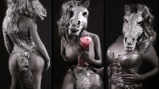 Trans anthro paard speelt met zijn enorme tieten en masturbeert zijn enorme paardenlul