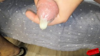 Играю с членом в презервативе. Много спермы. Playing with a cock in a condom. A lot of sperm.