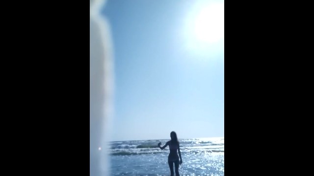 Танец в воде на море