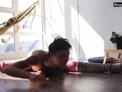 Short haired super flexible Sima Strekoza