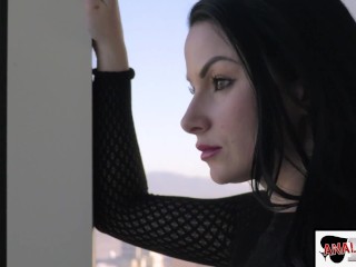 Analized - Brunette séduisante Veruca James James Interracial BBC Anal Fuck dans la chambre d'hôtel