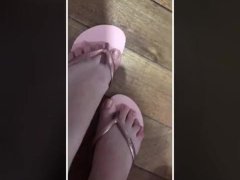 @tici_feet IG ticii_feet playing with my beautiful rose havaianas!