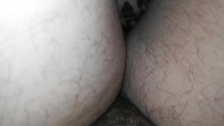 Тампон, прикасаясь к себе, в то время как мой партнер храпит рядом со мной