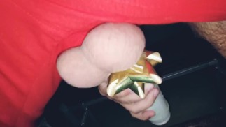 圣诞老人在大晚上之前卸下他的胖袋子