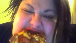 SSBBW mangia il piccolo maialino della pizza