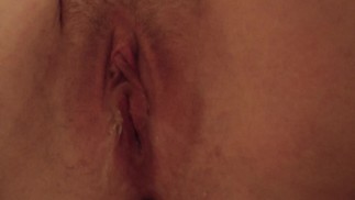 Spielen mit Dildo mit voller Blase - verzweifeltes Pinkeln auf Dildo