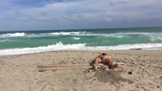 Волосатый Скейтбордист Бьет По Твердому Дереву