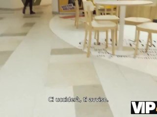 VIP4K. Un uomo incontra il dolce zenzero al centro commerciale e la scopa per soldi