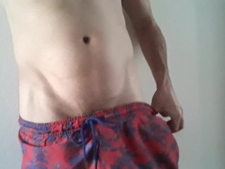 Latino se baja el short y muestra todo