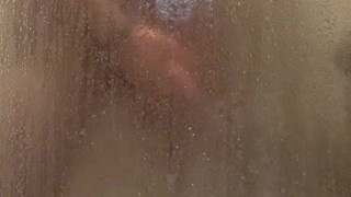 Cumming en la ducha 