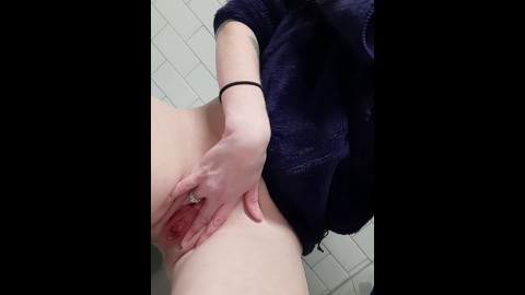 FrankiFox Dedo Fode Sua Buceta Apertada No Banheiro Público