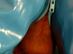 geiler Wolf Nussija in PVC pumpt seine riesige Ladung rein - geiler Orgasmus und Kontraktionen