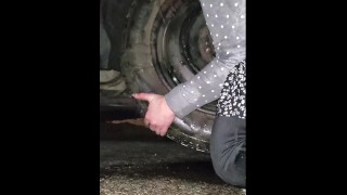Christmas Flat Tire-Escort Damsel im Kleid im Regen kümmert sich um sich selbst - Voyeur pov Video-D