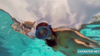 Горячая брюнетка-шлюшка Кэнди плавает под водой