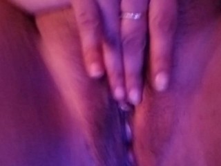 Возбужденная милфа выглядит