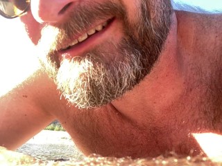 Naked Harige Vader Praat Vies Op Het Strand