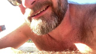 Papá Peludo Desnudo Hablando Sucio En La Playa