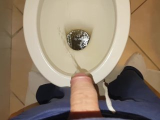 Piscio con il cazzo duro