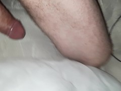 Leniwe walenie konia w samotności wieczorem