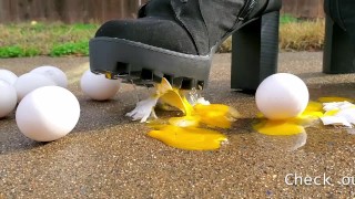 Eieren verpletteren onder mijn sexy laarzen