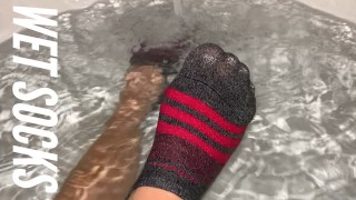 Chaussettes athlétiques trempées dans une baignoire * Pieds maigres sexy *