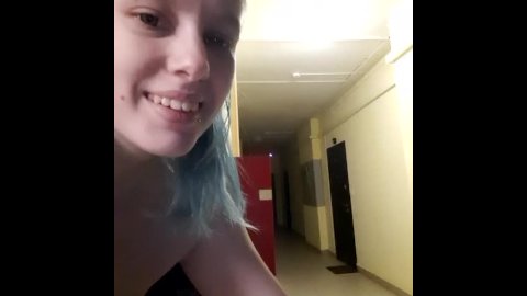Ich masturbiere im Eingang, wo Nachbarn mich sehen können, privater Webcam-Chat