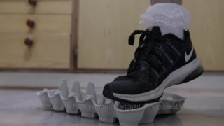 Tênis Nike Crushing Egg Carton durante a quarentena