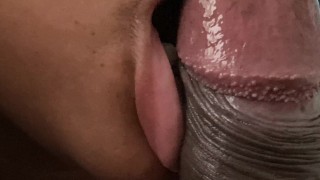Vibrator orgasme terwijl Giving langzame close-up alleen het hoofd randen pijpbeurt