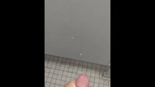 Cockdevotee masturbarse en el baño público