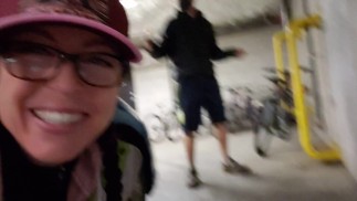 Er erwischte mich beim Pissen auf seinem Parkplatz