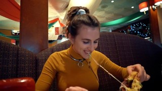 Piper Blush comendo pizza em câmera lenta