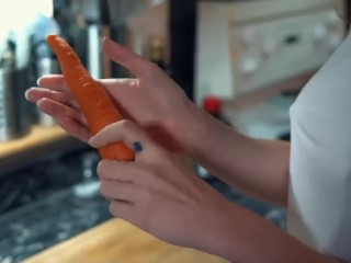 Piper's Kitchen Tips - Cut a Carrot like a Chef!