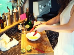 How to squeeze the juice out of a lemon, with Piper Blush