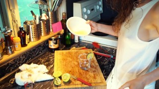 파이퍼 블러셔로 레몬에서 주스를 짜내는 방법