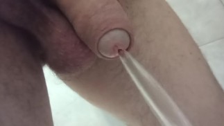 С Новым Годом! Крупным планом писающий необрезанный член 