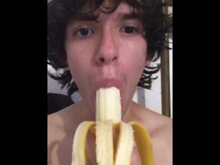 Deepthroating Una Banana