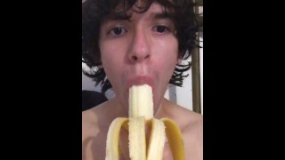 Deepthroating una banana