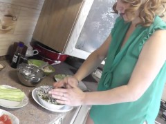 Голая мамочка Милф готовит морепродукты к Новому Году. Голая кулинария. Домашний нудизм Писька Попка - Screenshot 10 of 16 - Cunt
