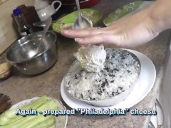 Голая мамочка Милф готовит морепродукты к Новому Году. Голая кулинария. Домашний нудизм Писька Попка - Screenshot 11 of 16 - Butt