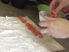 Голая мамочка Милф готовит морепродукты к Новому Году. Голая кулинария. Домашний нудизм Писька Попка - Screenshot 13 of 16 - Pussy