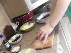 Голая мамочка Милф готовит морепродукты к Новому Году. Голая кулинария. Домашний нудизм Писька Попка - Screenshot 3 of 16 - Pussy