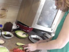 Голая мамочка Милф готовит морепродукты к Новому Году. Голая кулинария. Домашний нудизм Писька Попка - Screenshot 4 of 16 - Hairy Cunt