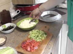 Голая мамочка Милф готовит морепродукты к Новому Году. Голая кулинария. Домашний нудизм Писька Попка - Screenshot 5 of 16 - Cunt