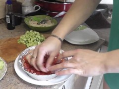 Голая мамочка Милф готовит морепродукты к Новому Году. Голая кулинария. Домашний нудизм Писька Попка - Screenshot 9 of 16 - Hairy Cunt