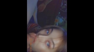 Grote blauwe ogen Native American zuigt papa's lul op Snapchat