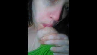 Сумасшедший белый Onlyfans Девушка PinkMoonLust Self сосет левый сосок, будучи одетой в милое зеленое платье 